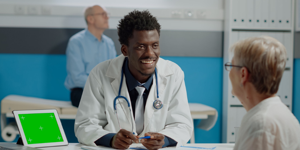 le médecin nutritionniste et sa patiente en pleine discussion